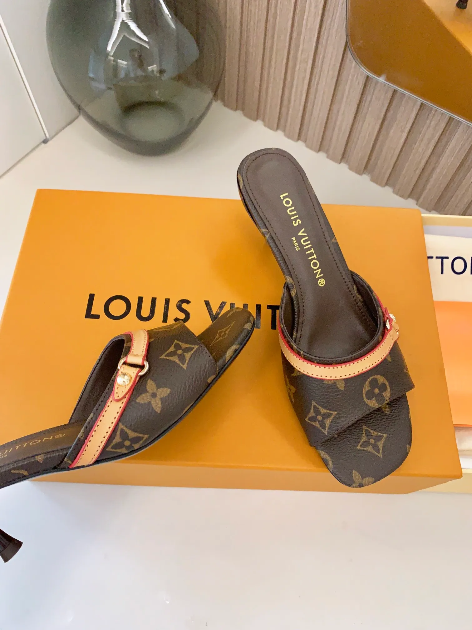 👟👟Ex-factory price 440👟👟 LV ss24 new arrival～Spring and summer single cat heels. The brown leather with tannin color is so brilliant! The perfect kitten heel, which is just right, is high-end, classic, sexy and comfortable, and it has full marks for summer shoes 💯 It is a must-have item to match! Material: Denim➕Cow leather Lining: Full sheepskin for foot pads Outsole: Genuine leather outsole Shoe size: 34-40